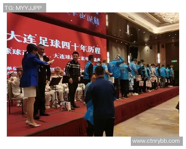 足球明星齐聚一堂共庆盛典精彩瞬间尽在此图中展现无遗 足球明星齐聚一堂共庆盛典精彩瞬间尽在此图中展现无遗